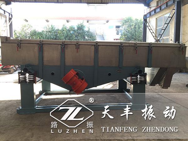 篩分玉米用(yòng)的(de)不鏽鋼直線振動篩